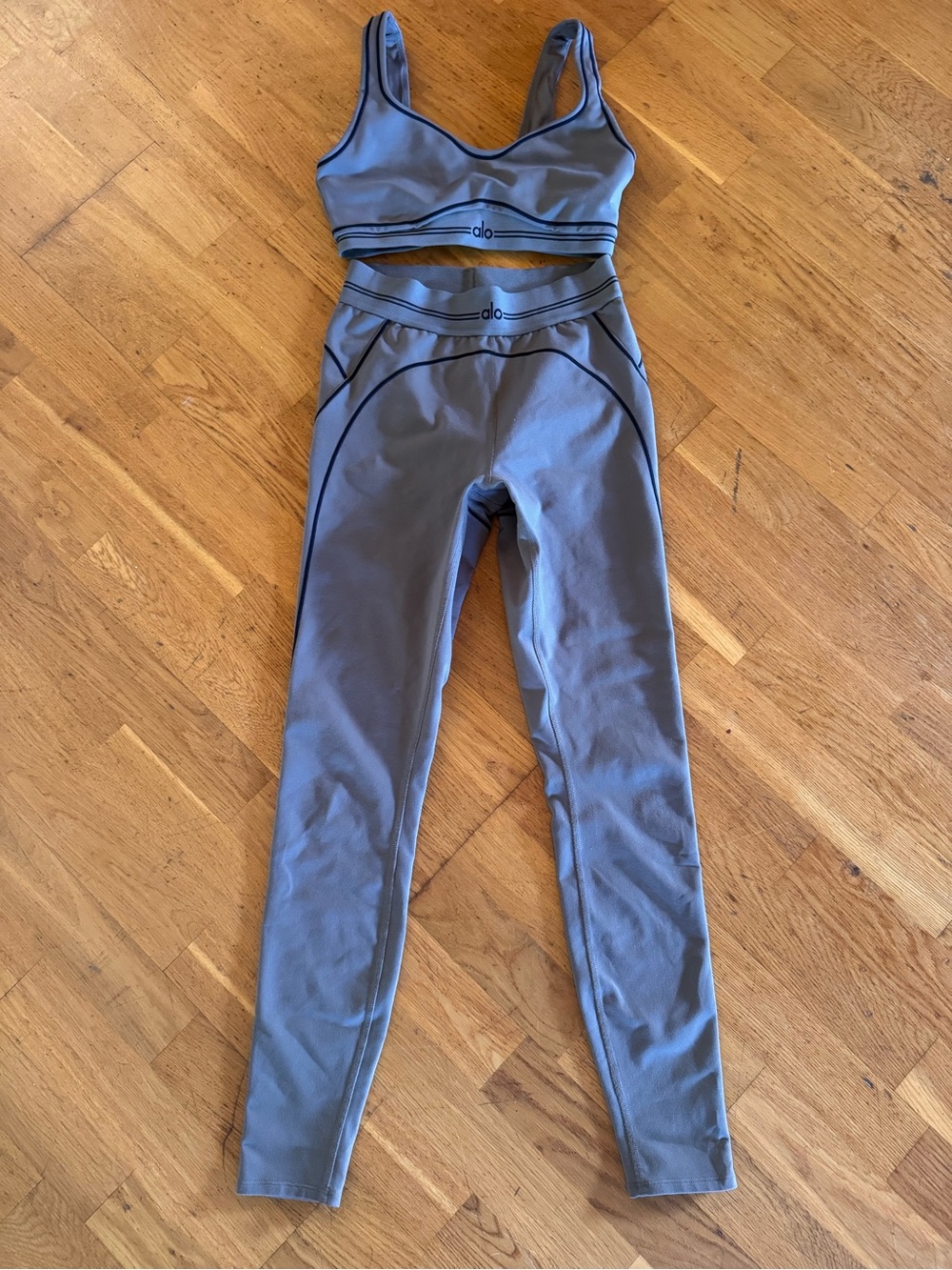 ALO YOGA SET SIZE SMALL OLIVE TREE/BLACK COLOR